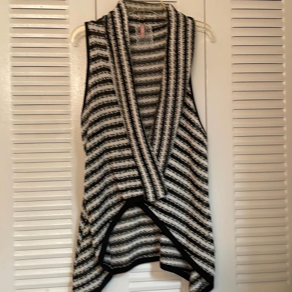 Black and white polyester knit vest